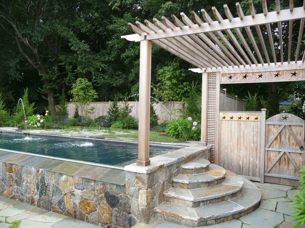 Diseño de piscina con fuente marinera rectangular en patio trasero con adoquines de piedra natural