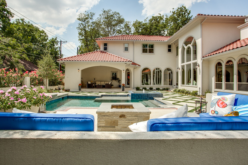 This is an example of a mediterranean swimming pool in Dallas.