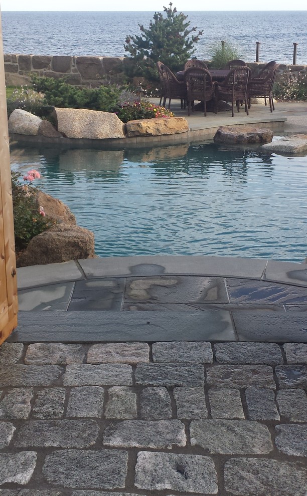 Пример оригинального дизайна: огромный естественный бассейн произвольной формы на боковом дворе в морском стиле с фонтаном и покрытием из каменной брусчатки