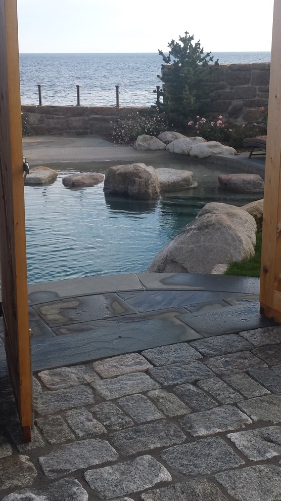 Diseño de piscina con fuente natural costera extra grande a medida en patio lateral con adoquines de piedra natural