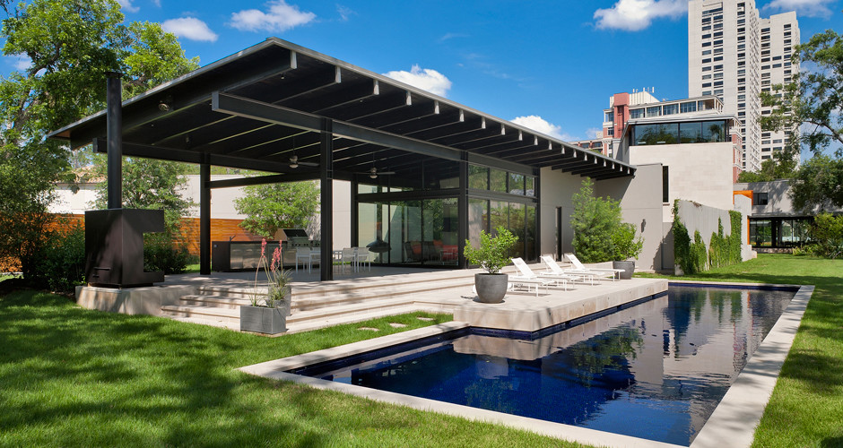 Idee per una piscina contemporanea rettangolare di medie dimensioni e dietro casa con una dépendance a bordo piscina e pavimentazioni in cemento