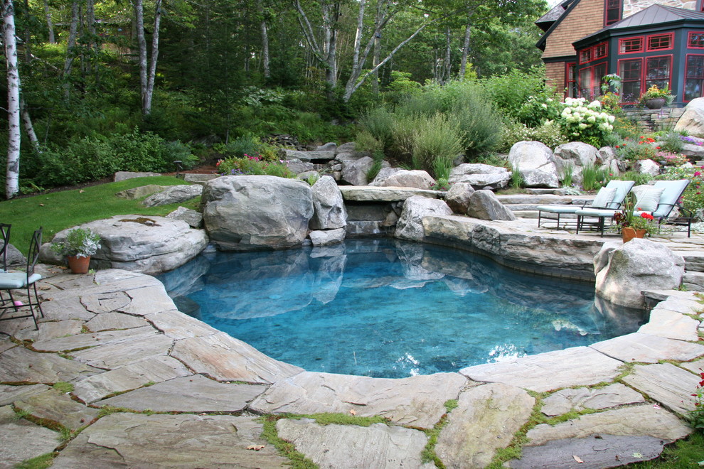 Klassischer Schwimmteich in individueller Form mit Natursteinplatten in New York