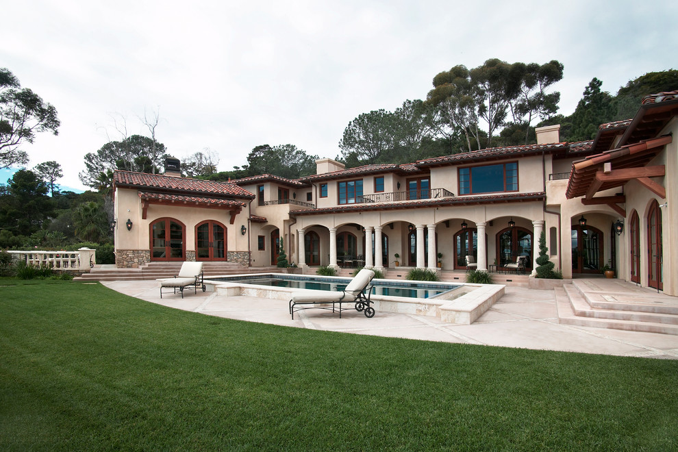 Foto de casa de la piscina y piscina mediterránea grande rectangular en patio con adoquines de piedra natural