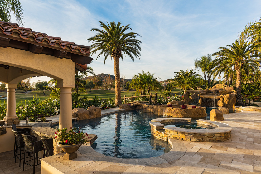 Imagen de piscina alargada exótica a medida en patio trasero con suelo de baldosas