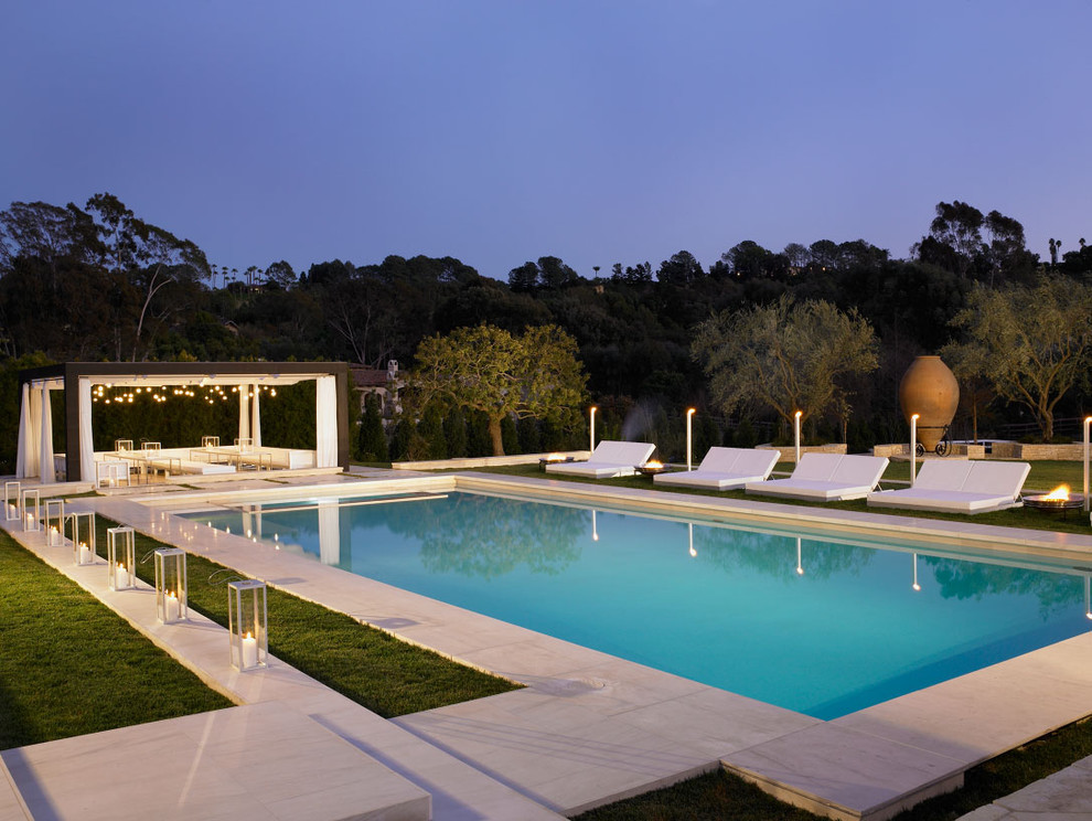 Свежая идея для дизайна: прямоугольный бассейн в средиземноморском стиле с покрытием из бетонных плит - отличное фото интерьера