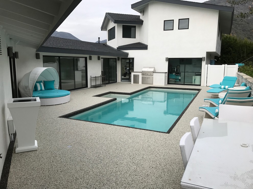 Pool - contemporary pool idea in Los Angeles