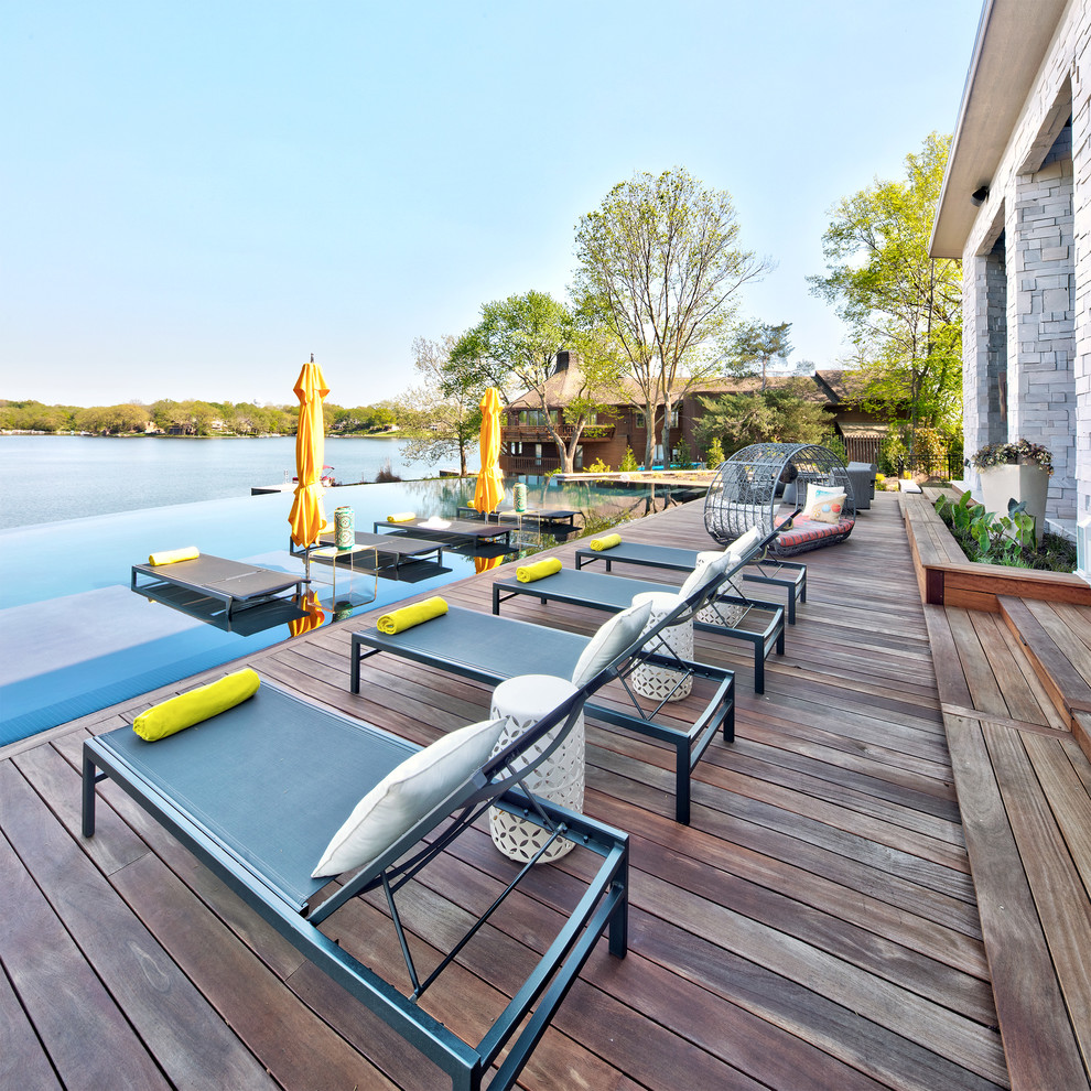 Idées déco pour une piscine à débordement contemporaine avec une terrasse en bois.