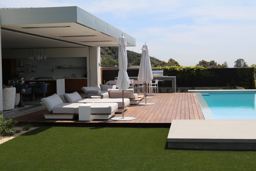 Ispirazione per una grande piscina moderna personalizzata dietro casa con pedane