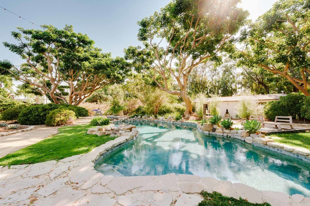 Ejemplo de casa de la piscina y piscina natural bohemia extra grande a medida en patio trasero con adoquines de piedra natural