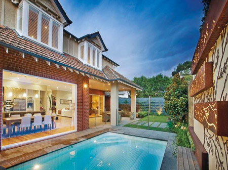 Mittelgroßes Modernes Sportbecken hinter dem Haus in rechteckiger Form mit Natursteinplatten in Melbourne