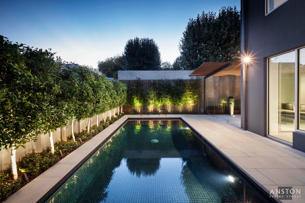 Свежая идея для дизайна: прямоугольный бассейн на заднем дворе в стиле модернизм с мощением тротуарной плиткой - отличное фото интерьера