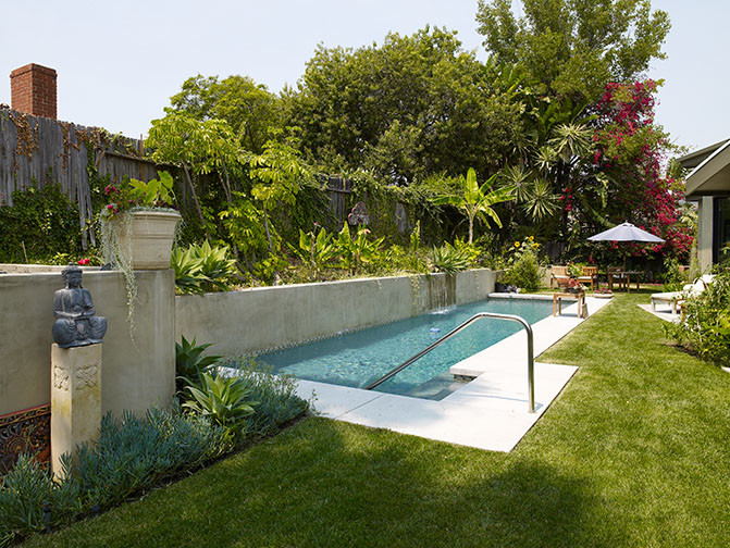 Inspiration för en orientalisk rektangulär pool på baksidan av huset