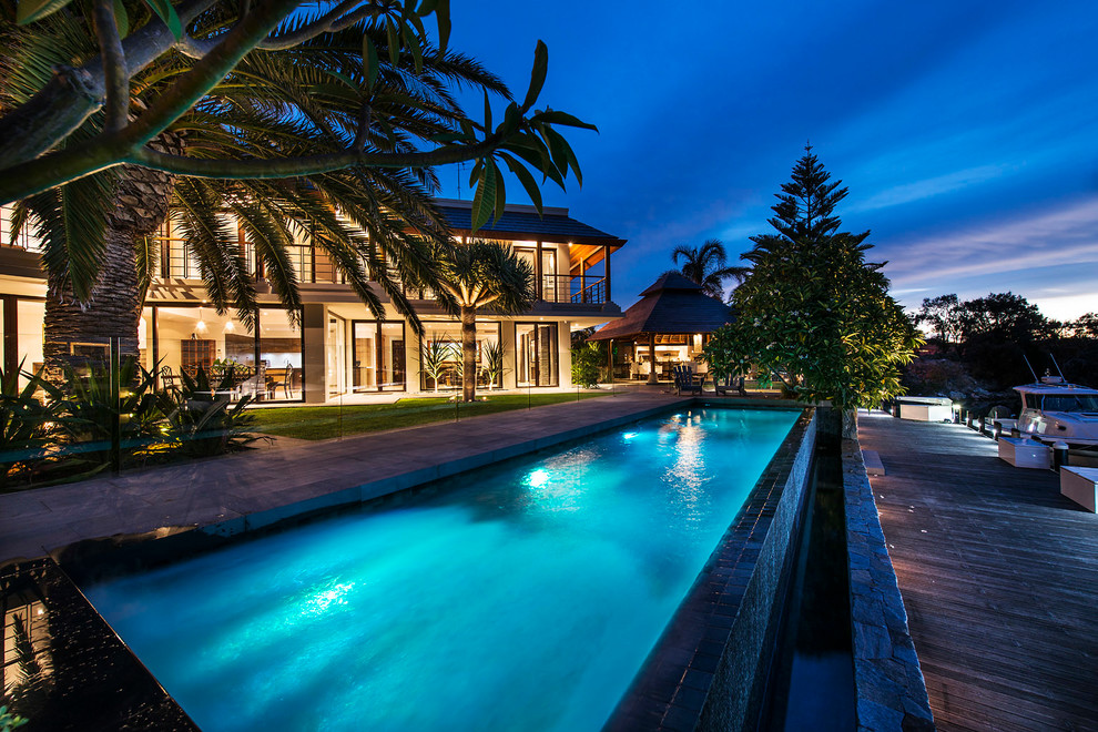 Moderner Infinity-Pool hinter dem Haus in rechteckiger Form in Perth