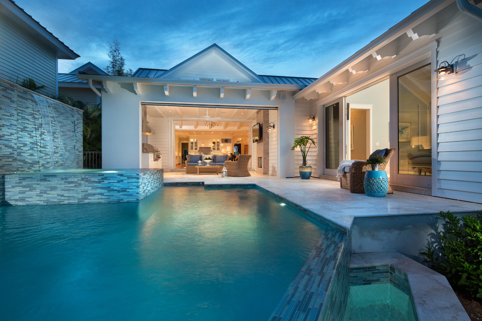 Idee per una piscina a sfioro infinito stile marinaro personalizzata di medie dimensioni e dietro casa con una vasca idromassaggio e piastrelle