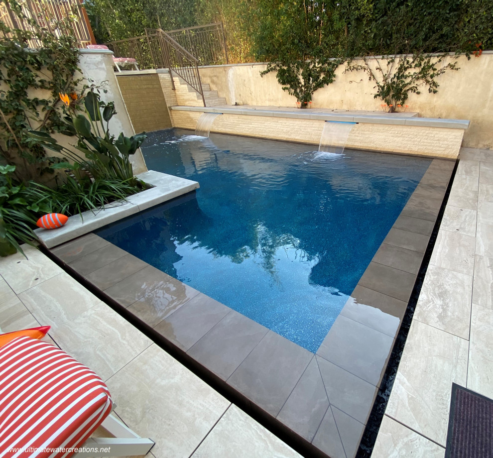 Свежая идея для дизайна: маленький наземный, прямоугольный бассейн на внутреннем дворе в современном стиле для на участке и в саду - отличное фото интерьера