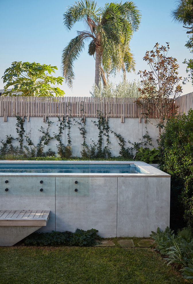 Immagine di una piscina fuori terra minimal dietro casa