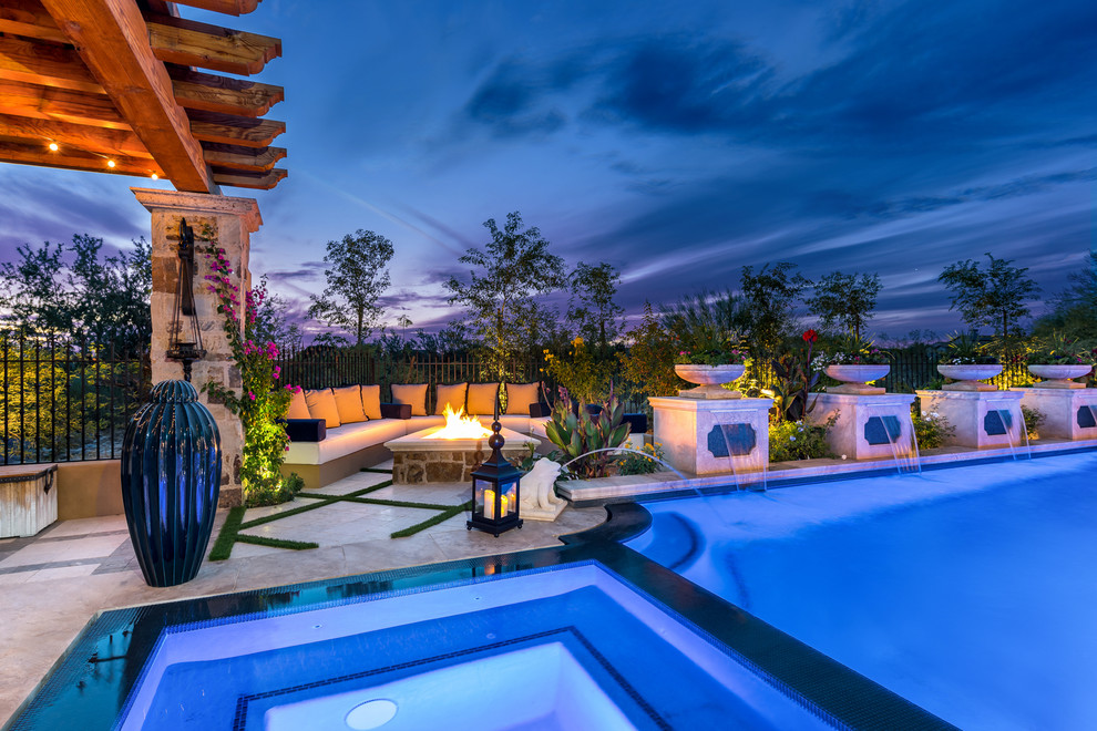 Diseño de piscinas y jacuzzis infinitos románticos extra grandes rectangulares en patio trasero con adoquines de piedra natural