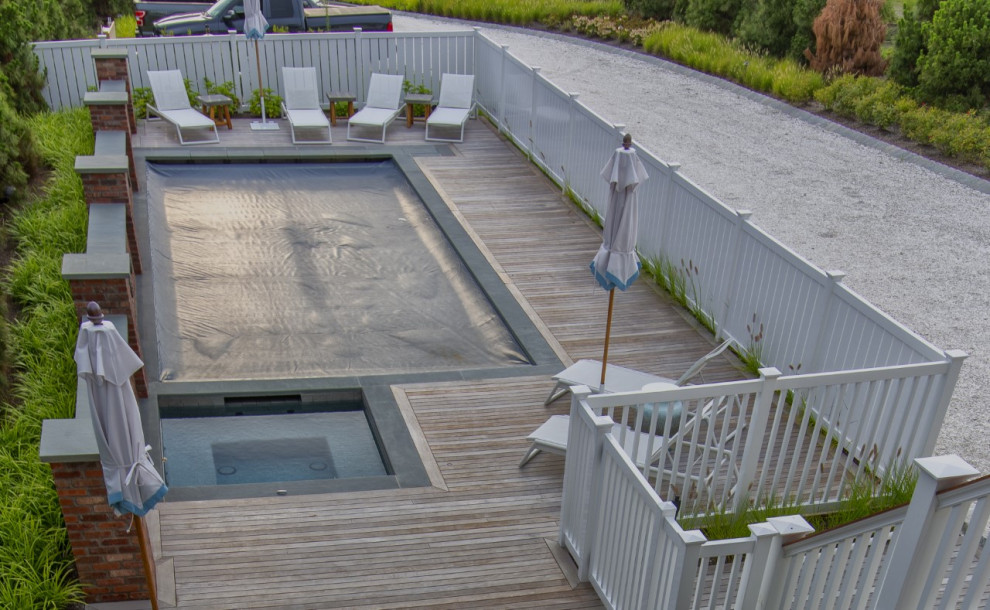 Foto de piscina costera de tamaño medio rectangular en patio delantero con entablado