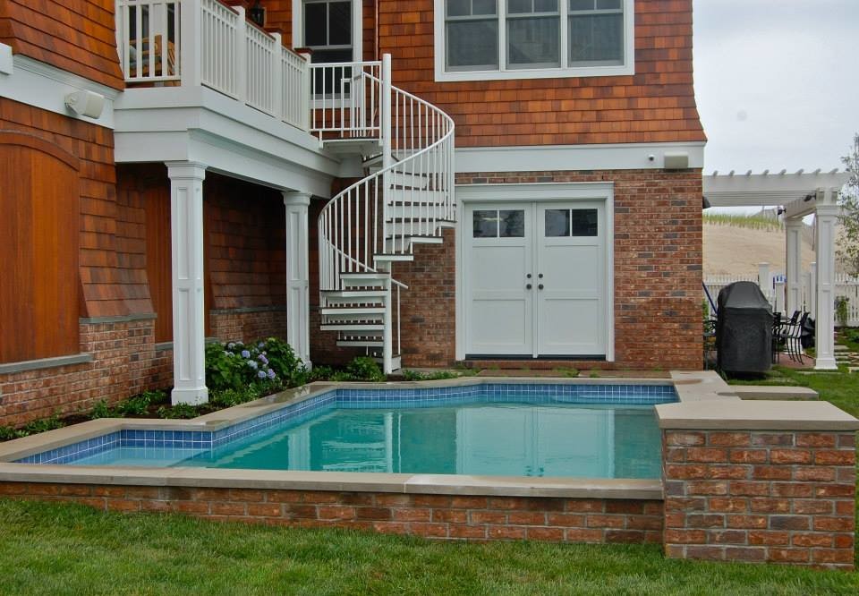 Ejemplo de piscina costera pequeña rectangular en patio lateral