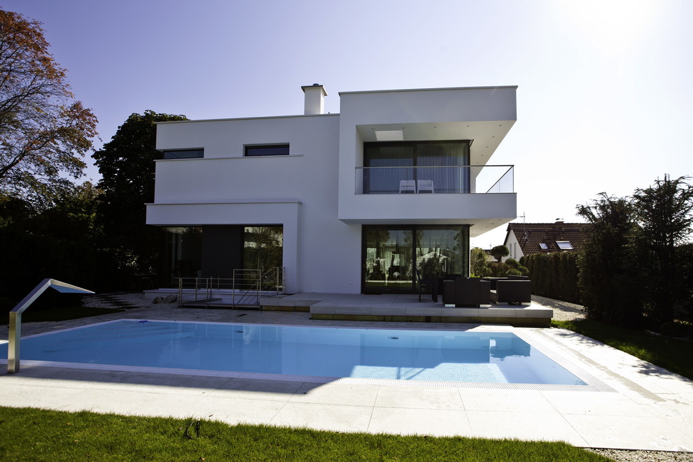 Imagen de piscina con fuente alargada contemporánea de tamaño medio rectangular en patio trasero