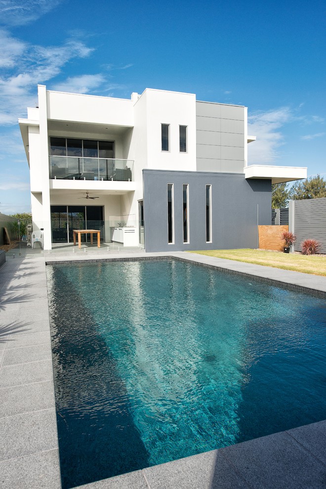 Foto de piscina moderna rectangular en patio trasero