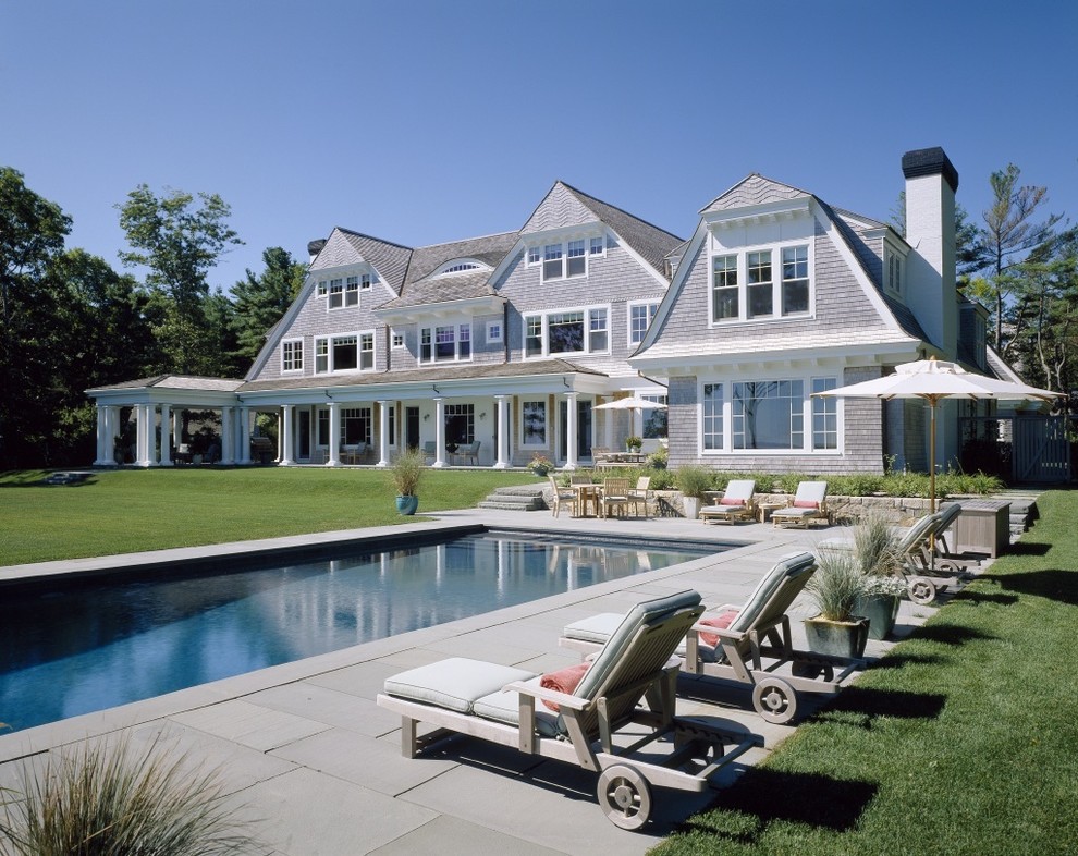Свежая идея для дизайна: большой прямоугольный бассейн на заднем дворе в викторианском стиле - отличное фото интерьера