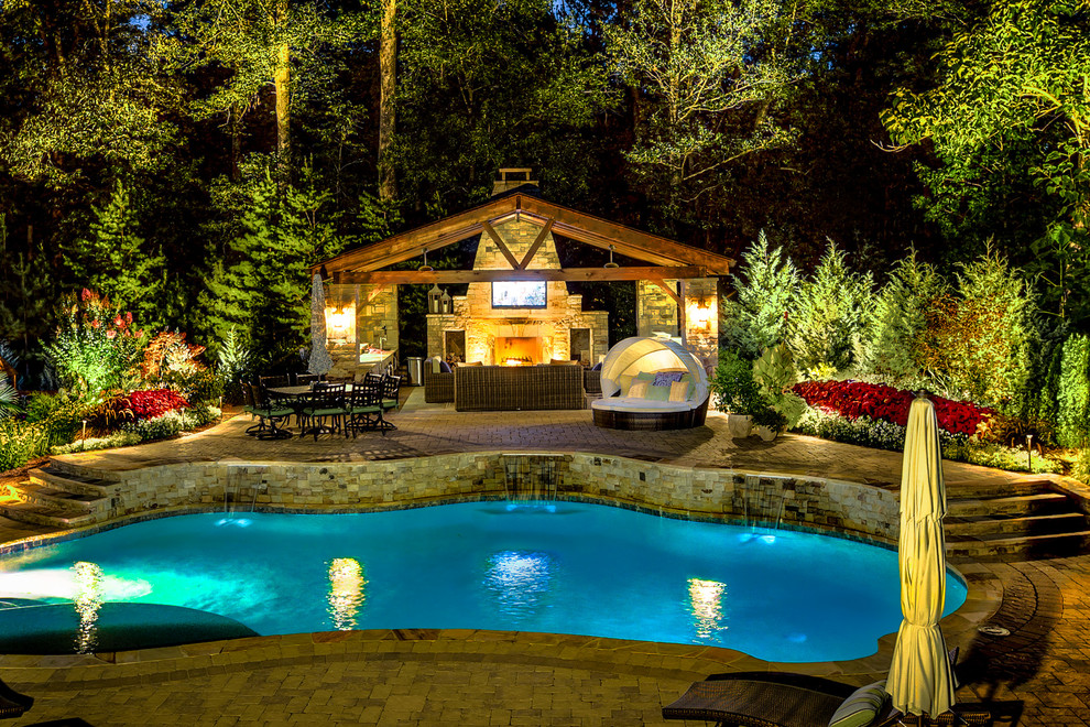 Modelo de casa de la piscina y piscina contemporánea grande a medida en patio trasero con adoquines de ladrillo