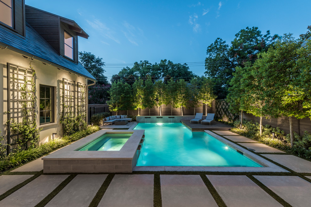 Ispirazione per una piscina tradizionale rettangolare di medie dimensioni e dietro casa con lastre di cemento