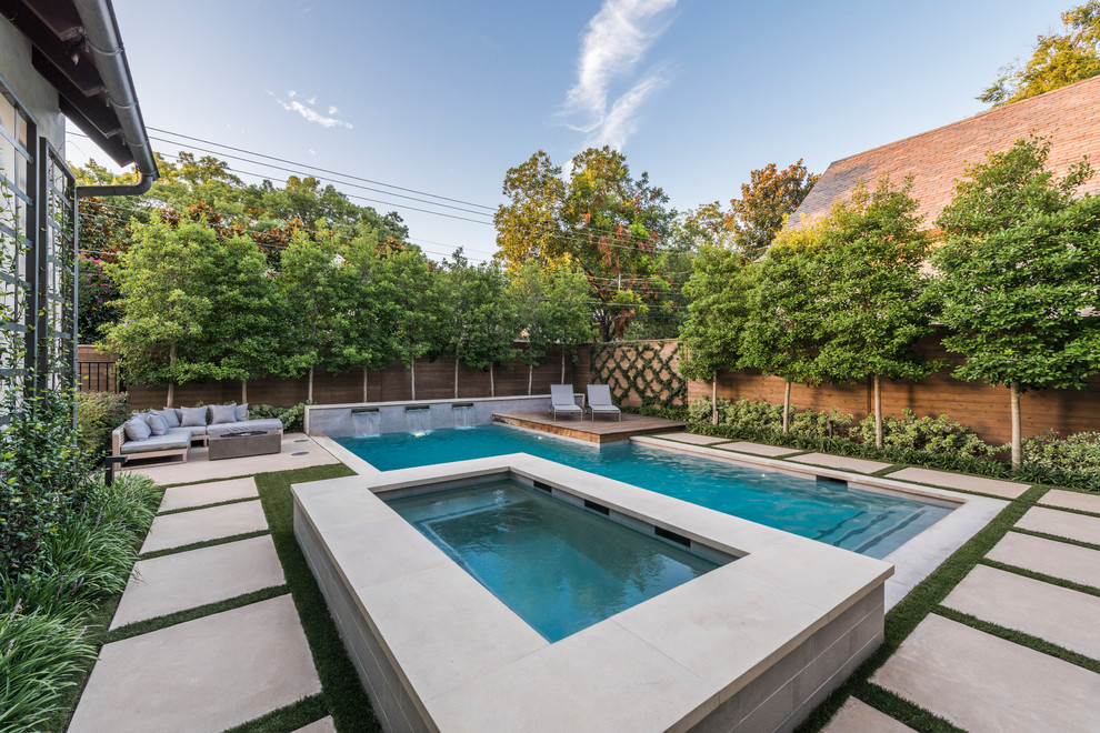 Imagen de piscina tradicional renovada de tamaño medio rectangular en patio trasero con losas de hormigón