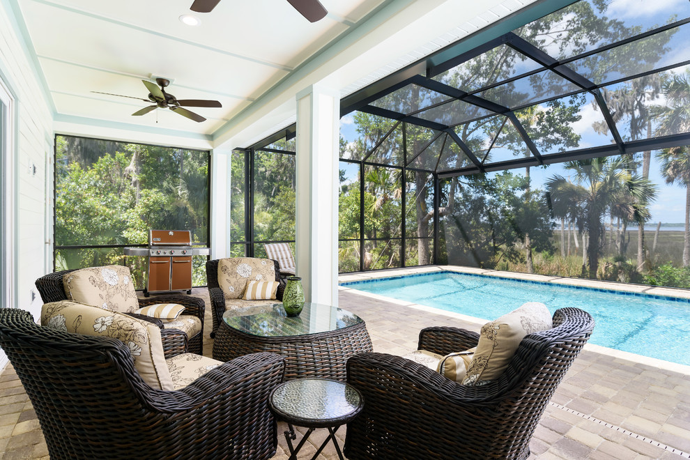 Imagen de casa de la piscina y piscina alargada costera de tamaño medio interior y rectangular con adoquines de ladrillo