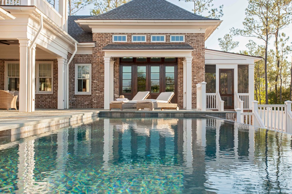 Imagen de piscina infinita clásica renovada grande rectangular en patio trasero