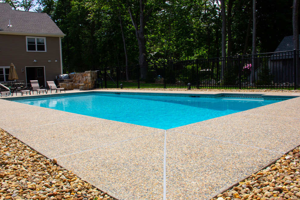 Inspiration pour une piscine naturelle et arrière de taille moyenne et rectangle avec une terrasse en bois.