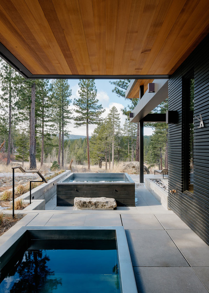Cette photo montre une piscine latérale moderne de taille moyenne avec un bain bouillonnant et une dalle de béton.