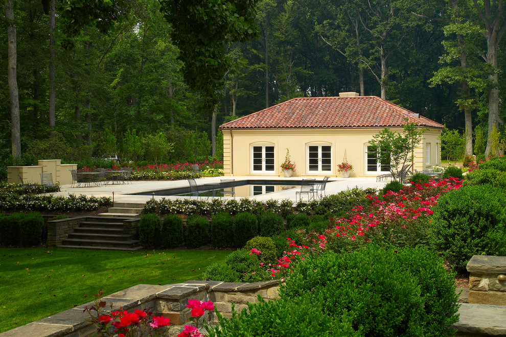 Foto de casa de la piscina y piscina mediterránea extra grande rectangular en patio trasero