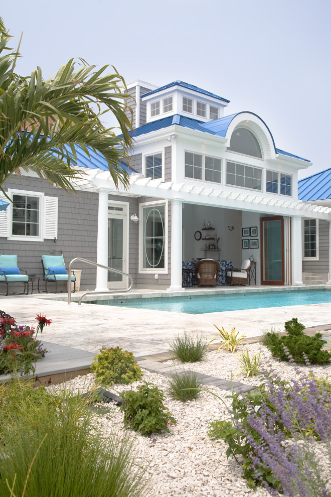 Источник вдохновения для домашнего уюта: большой естественный, прямоугольный бассейн на заднем дворе в классическом стиле