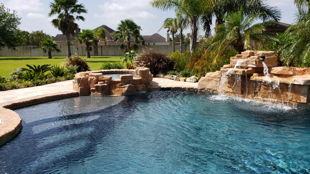 Стильный дизайн: большой естественный бассейн произвольной формы на заднем дворе в стиле рустика с покрытием из каменной брусчатки - последний тренд