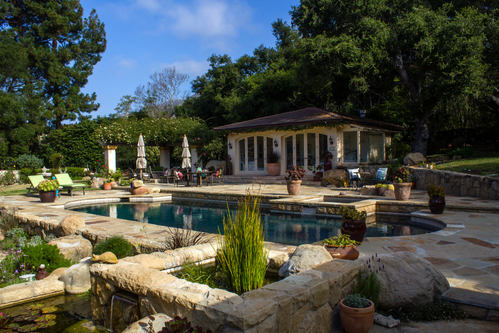 Mittelgroßer Moderner Pool hinter dem Haus in individueller Form mit Natursteinplatten in Santa Barbara