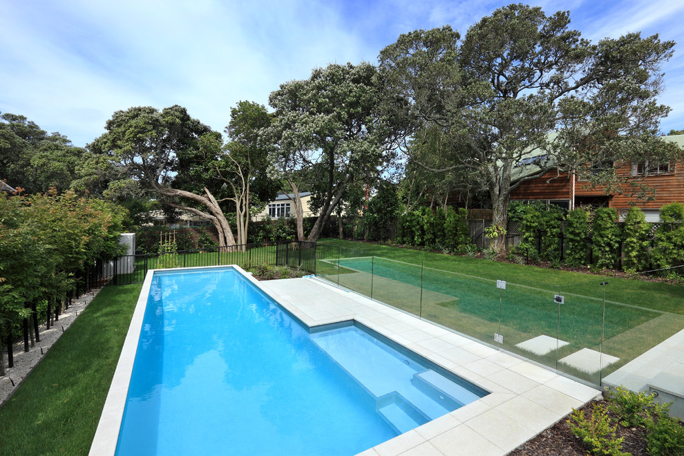 Moderner Pool hinter dem Haus in rechteckiger Form in Auckland