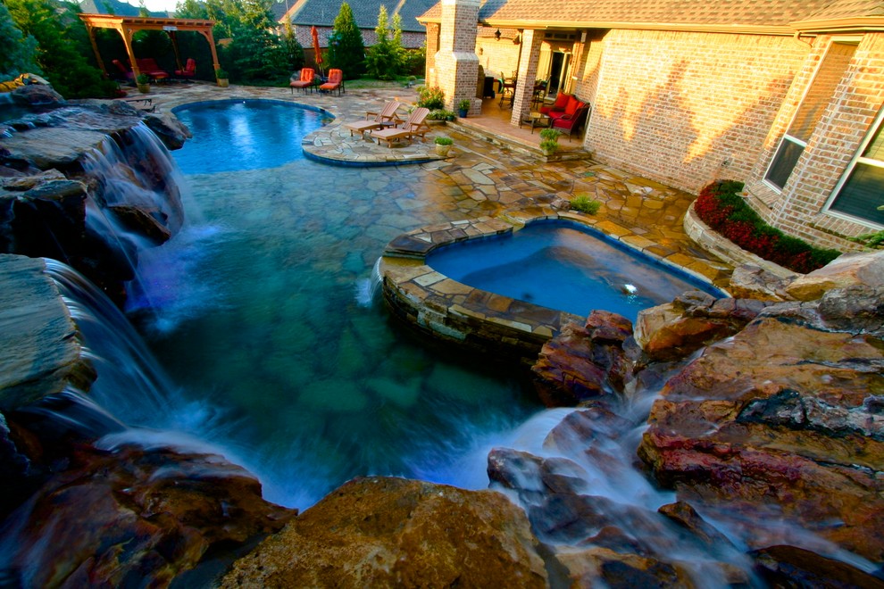 Idées déco pour une petite piscine naturelle et arrière montagne sur mesure avec un bain bouillonnant.