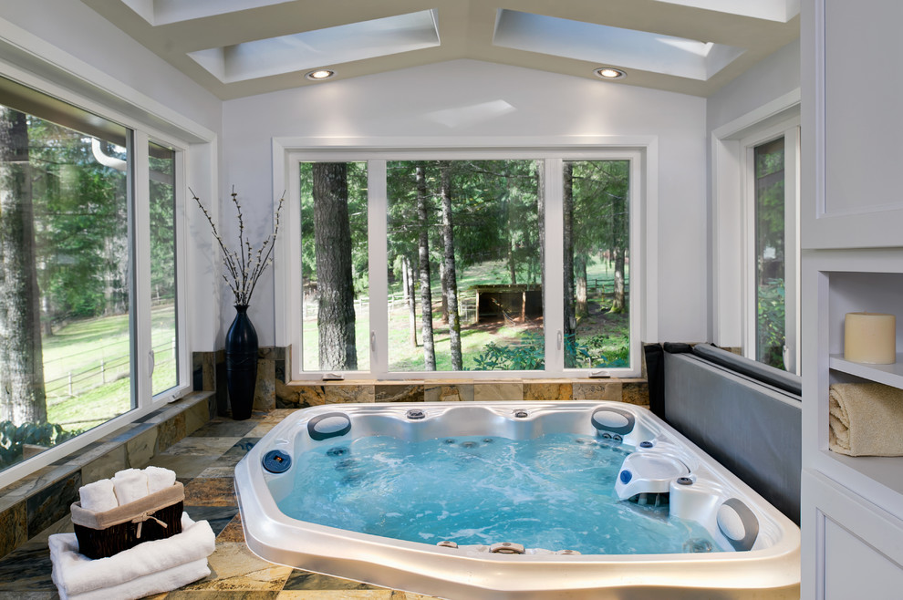 Réalisation d'une piscine intérieure design de taille moyenne avec un bain bouillonnant et du carrelage.