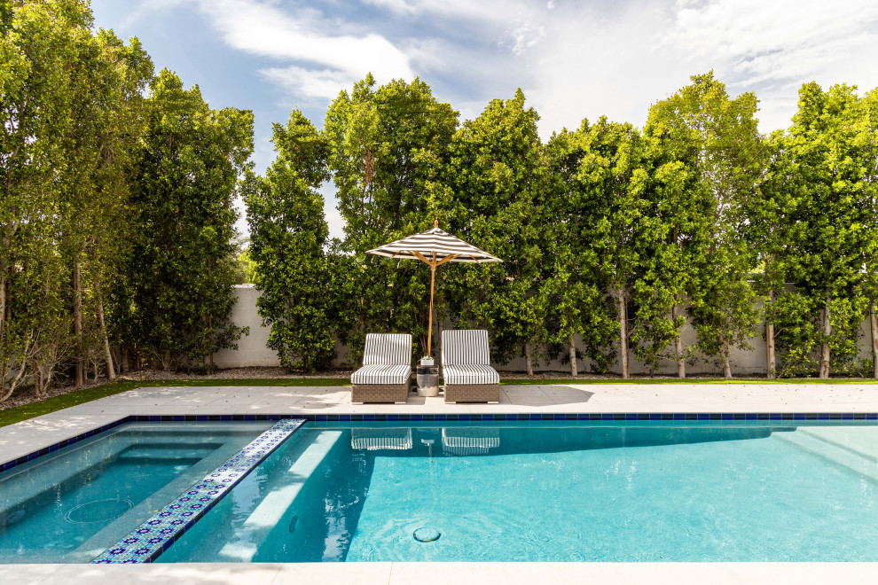 На фото: большой естественный ландшафтный бассейн на заднем дворе в современном стиле с мощением тротуарной плиткой с
