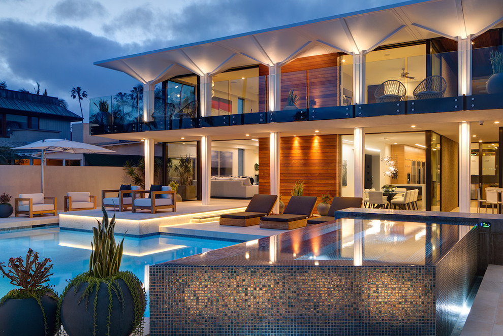 Immagine di una piscina monocorsia minimalista personalizzata di medie dimensioni e dietro casa con una vasca idromassaggio e piastrelle