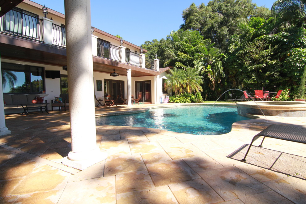 Foto de piscinas y jacuzzis naturales mediterráneos grandes a medida en patio trasero con adoquines de hormigón