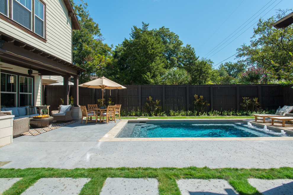 Modelo de piscina con fuente contemporánea pequeña rectangular en patio trasero con suelo de hormigón estampado