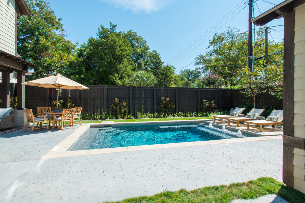 Kleiner Moderner Pool hinter dem Haus in rechteckiger Form mit Wasserspiel und Stempelbeton in Dallas