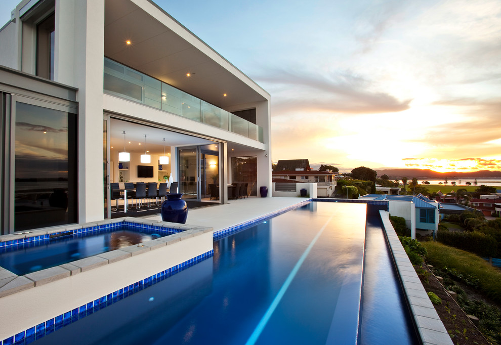 Gefliester Moderner Pool hinter dem Haus in rechteckiger Form in Auckland