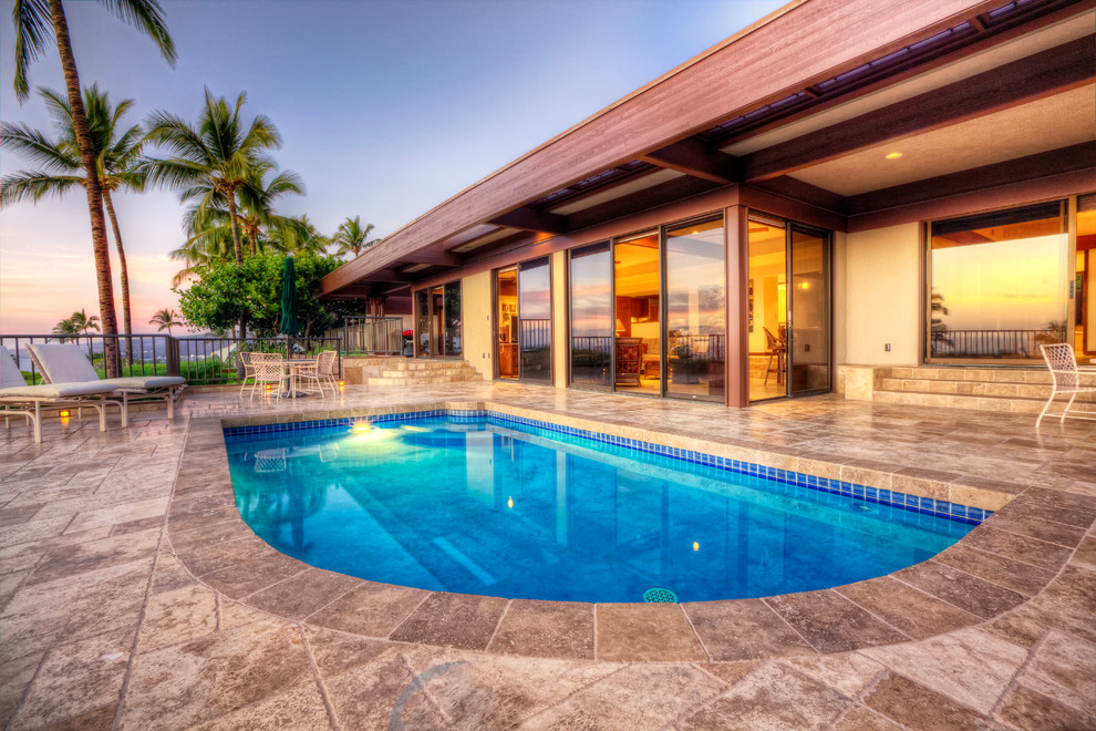 Ispirazione per una piscina monocorsia minimalista personalizzata di medie dimensioni e dietro casa con pavimentazioni in pietra naturale