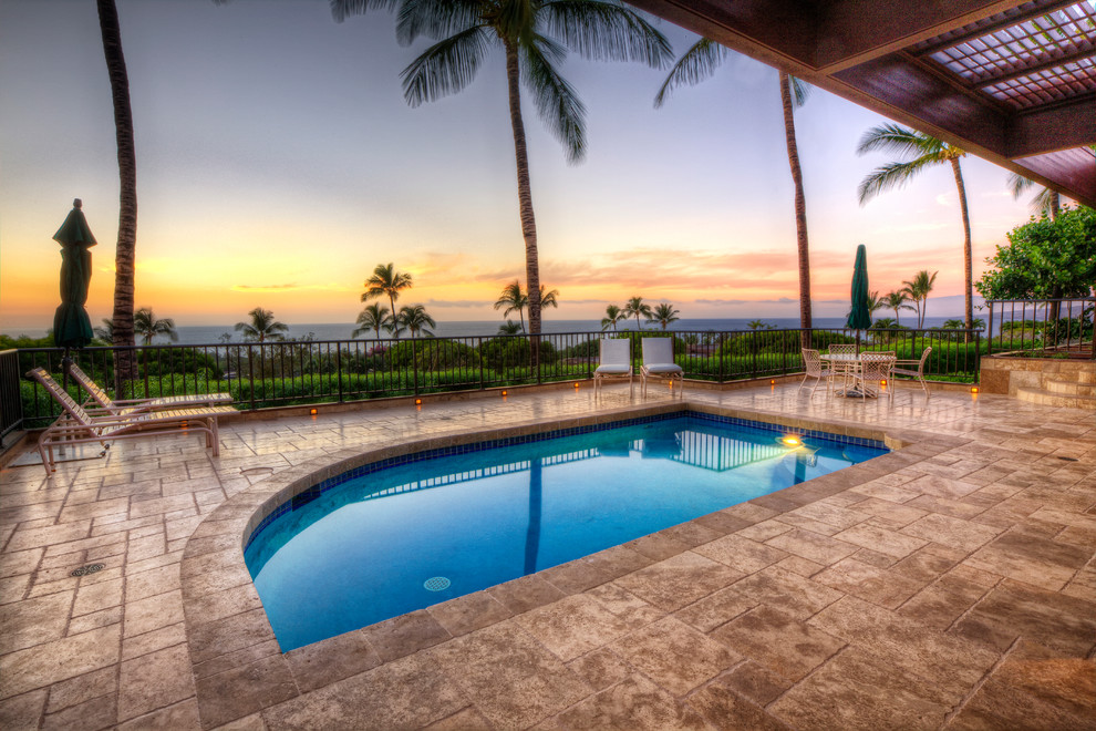 Foto di una piscina monocorsia minimalista personalizzata di medie dimensioni e dietro casa con pavimentazioni in pietra naturale