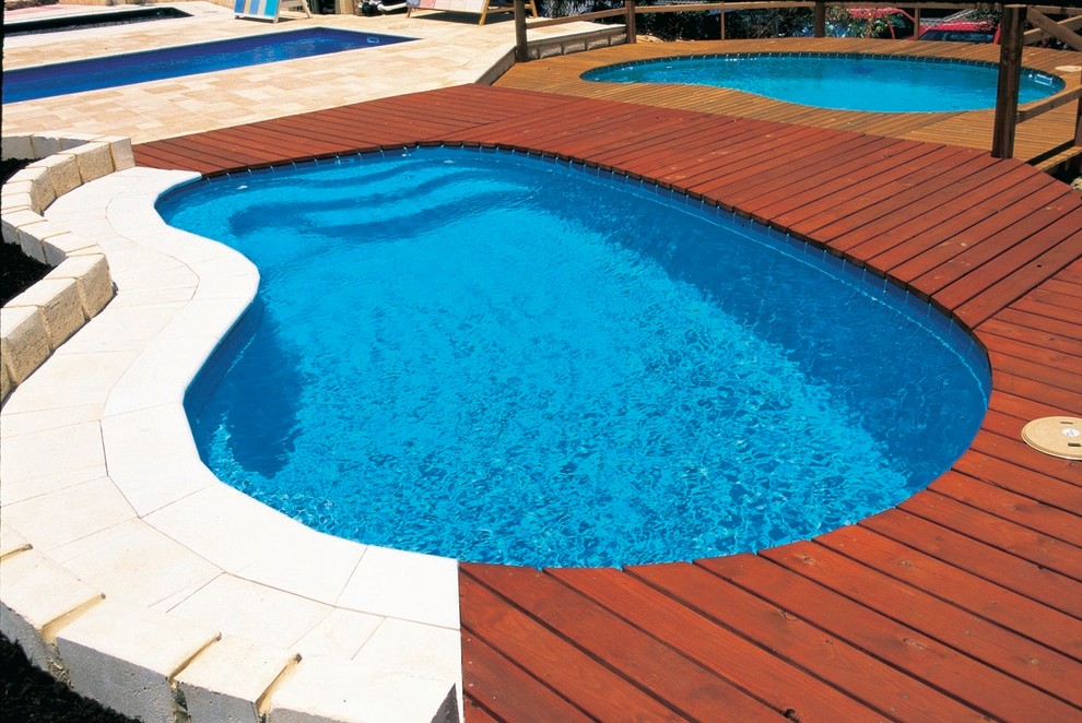 Idee per una piscina classica a "C" di medie dimensioni e dietro casa