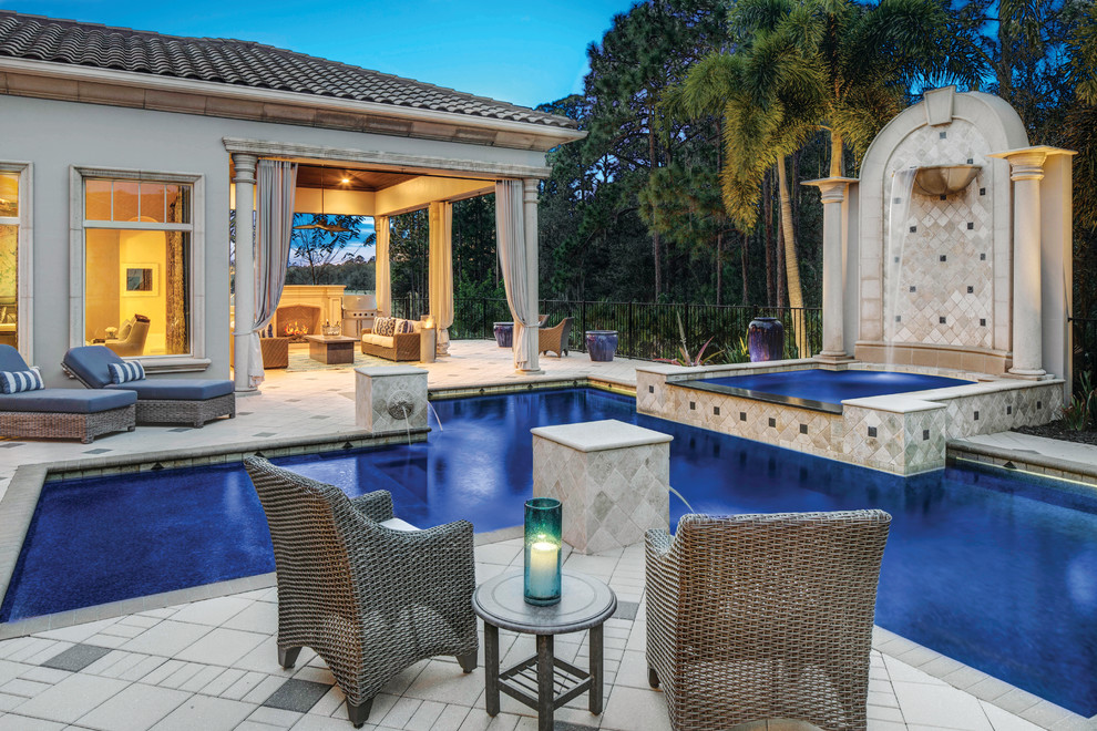 Стильный дизайн: прямоугольный бассейн на заднем дворе в средиземноморском стиле с фонтаном и мощением тротуарной плиткой - последний тренд